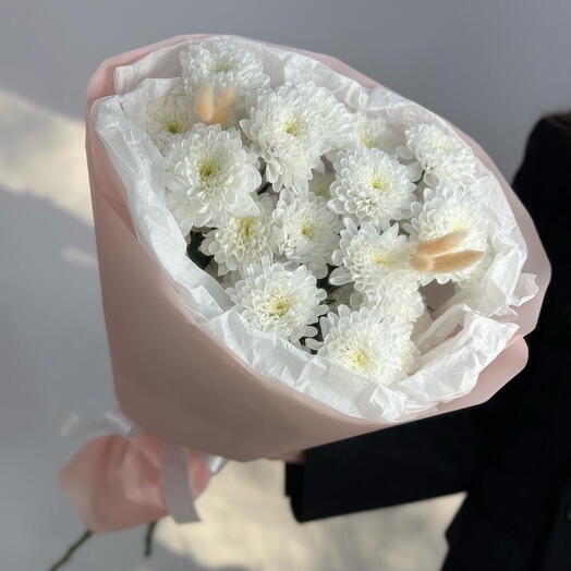 Букет из кустовых хризантем и лагуруса