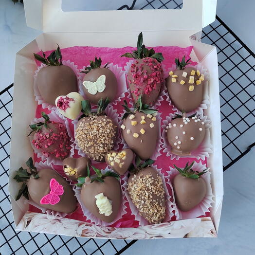 Клубника в шоколаде. 12 ягод