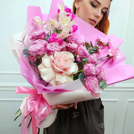 Авторский букет Pink кустовая, роза, гвоздика, французская роза, альстромерия