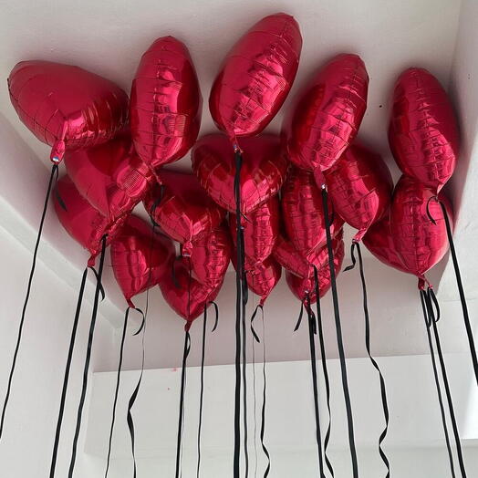 Красные сердца под потолок на атласных лентах