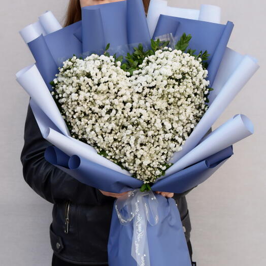Букет из белого гипсофила в виде сердца 🌸