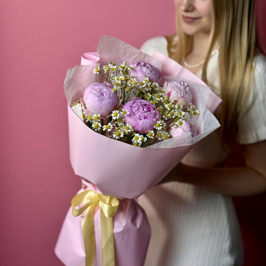 Букет пионы Сара Бернард и ромашки PEONY32