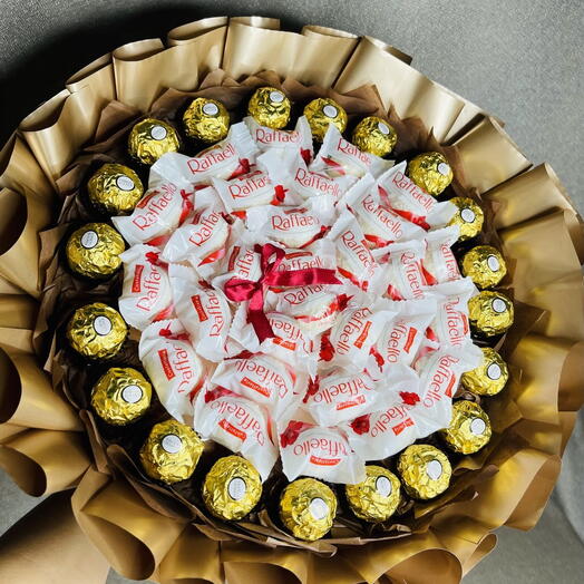 Сладкий букет из конфет Raffaello и Ferrero Rocher "Роскошь момента"
