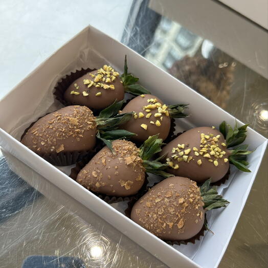 Клубника в шоколаде с декором