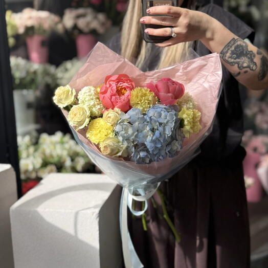«Дофаминовый всплеск» букет с пионами, гортензией и вибурнумом PEONY17