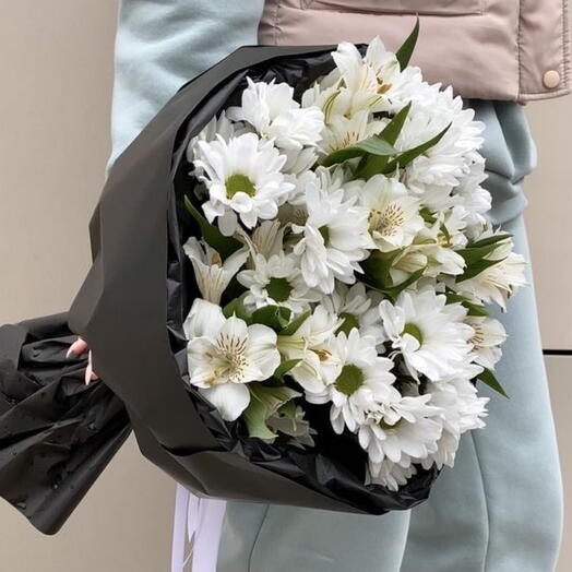 Стойкий букет в черном оформлении 🖤