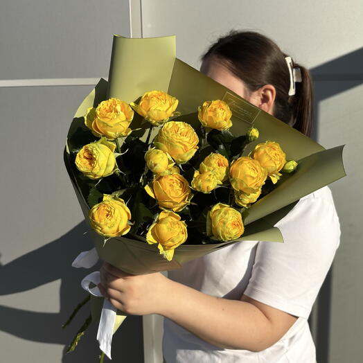 Букет из 3 веток желтой кустовой розы