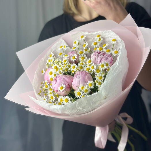 Пионы Сара Бернар и ромашки полевые