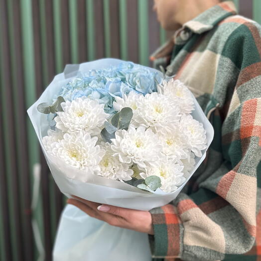 Авторский букет «Голубой блеск 💙» из белых кустовых хризантем , гортензии и эвкалипта