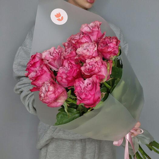 Букет из 13 свекольных роз в матовом оформлении 💗