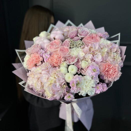 Авторский букет «Pink Ohara» с гортензией, розой охара , диантусами, ньютоном