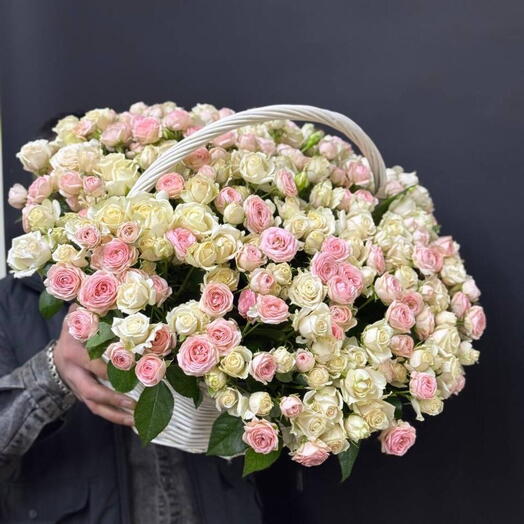 Корзина с цветами Корзина с цветами кустовые  розы 51 шт
