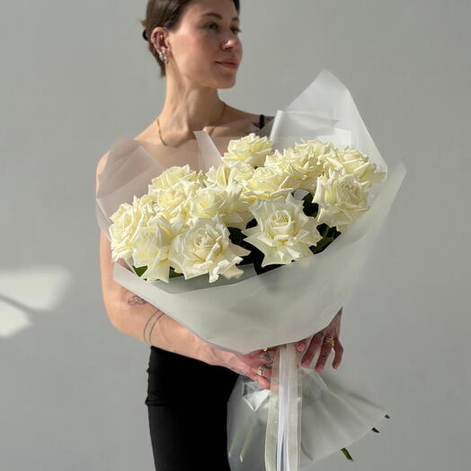 Букет из 15 ажурных белых роз