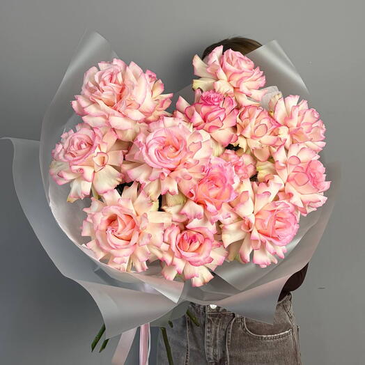 Букет из 15 бело-розовых французских роз