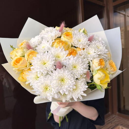 Букет «Лимончик» с белой хризантемой и яркой кустовой розой 💛