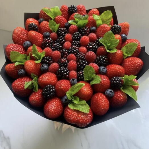 Букет из клубники с ежевикой