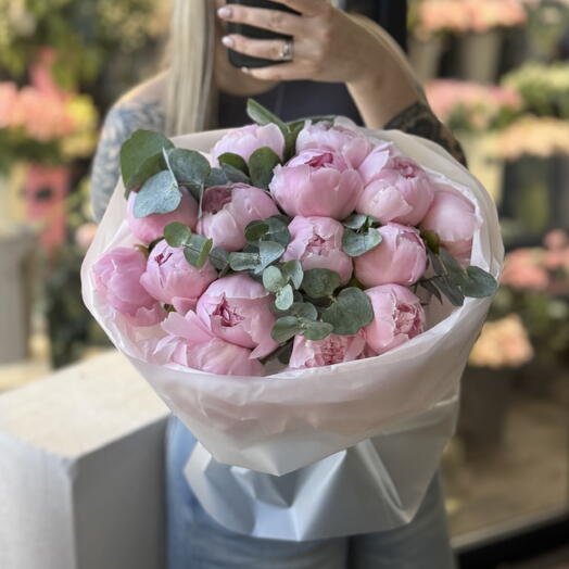 Розовые пионы с эвкалиптом в воздушном оформлении PEONY141