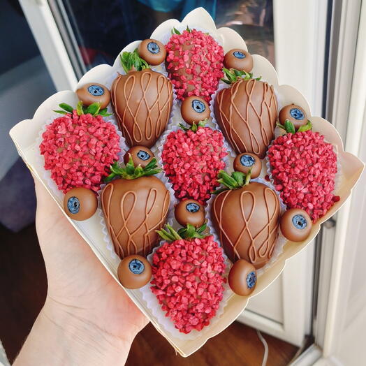 Клубника и голубика в шоколаде