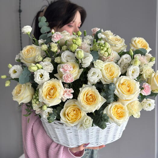 Корзина пионовидными розами и эустомой