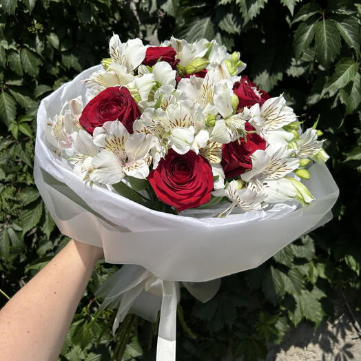 Букет из роз и альстромерий