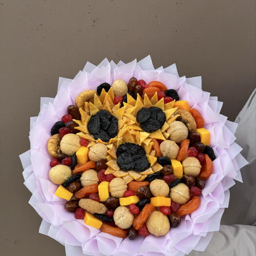 Букет из орехов и сухофруктов с подсолнухами