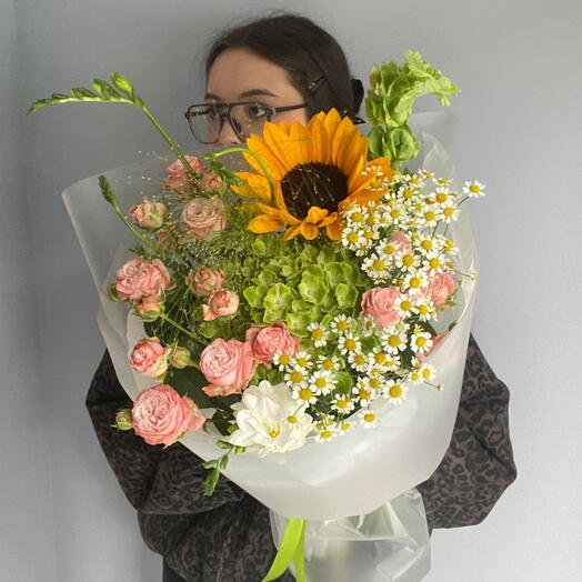 Солнечное лето🌼 Букет из подсолнуха, молюцеллы, фрезии, гортензии, матрикарии🤍