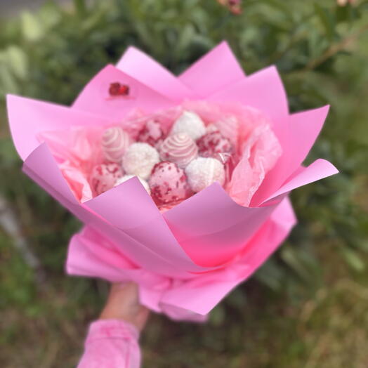 Клубника в шоколаде «розовый блеск»