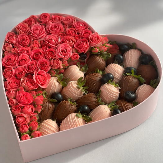 Rose   Chocolate Strawberry Heart Box