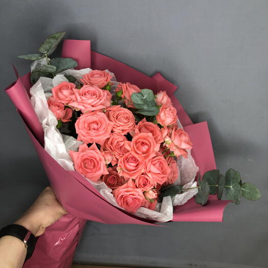 Коралловый букет кустовых роз с эвкалиптом🌺