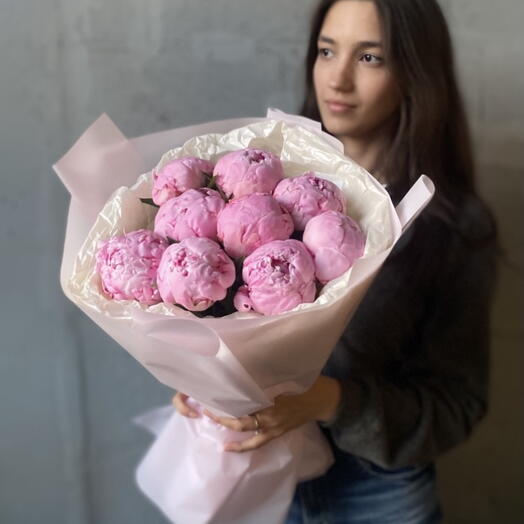Нежный букет из 9 розовых пионов