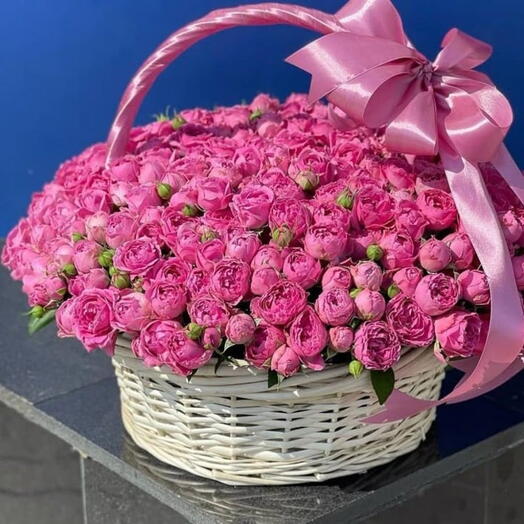 Карзина с пионавидных роз