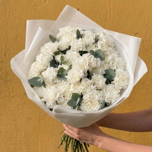 Премиум букет из 25 белых диантусов с веточками эвкалипта 🤍🌿🤍