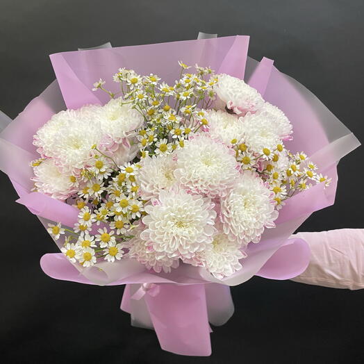 Букет из ромашки и кустовых хризантем и, нежный, романтичный