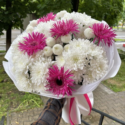 Сборный букет из хризантем и герберами 💕