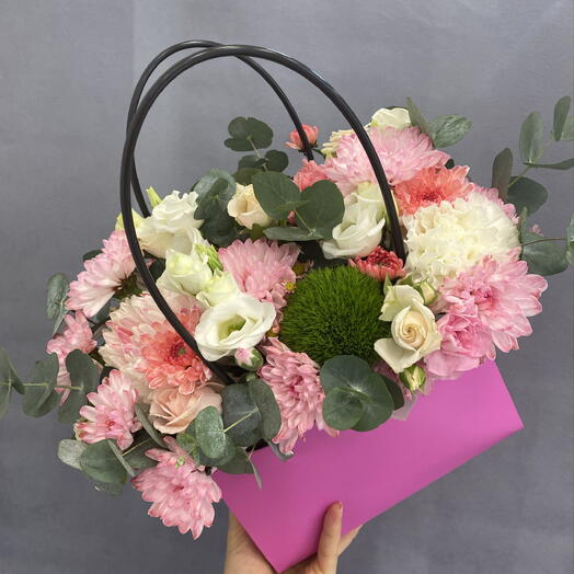Корзинка из хризантем,ромашек,эустомы,роз,диантуса