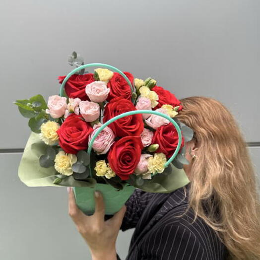 «Маленький секрет в сумочке» 🤫👜 композиция из роз сорта Нина, кустовых пион роз и кустовых диантусов 💝💝💝