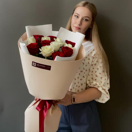 Красные и белые розы в одном букете «Единство двух сердец»💕