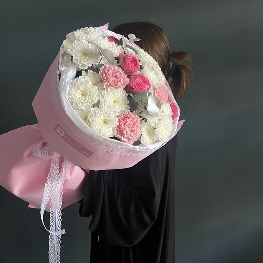 Букет из хризантем, диантусов и кустовой розы💗