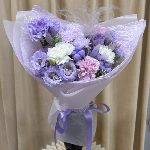 Эустома лаванда,кустовая хризантема и диантус в оформлении