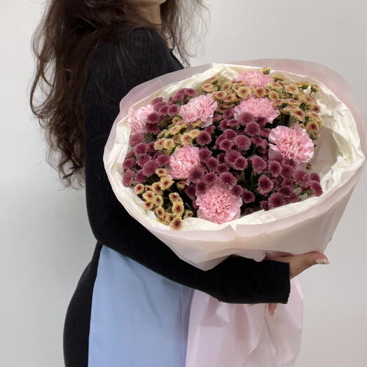 Букет из цветных хризантем и диантуса 🌸