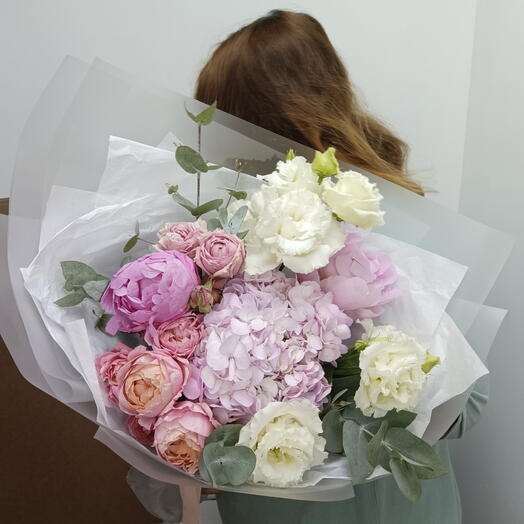 Авторский букетик пион, гортензия, роза пионовидная кустовая, эустома, эвкалипт 044556
