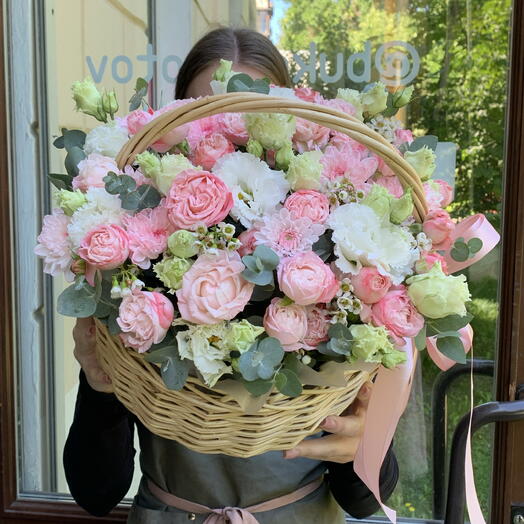 Корзина с пионовидной розой и эустомой
