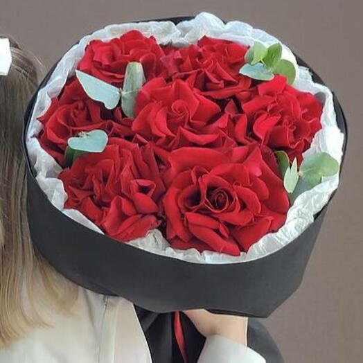 Яркий букет красные французские розы и эвкалипт