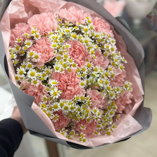 Букет из ромашек и диантусами