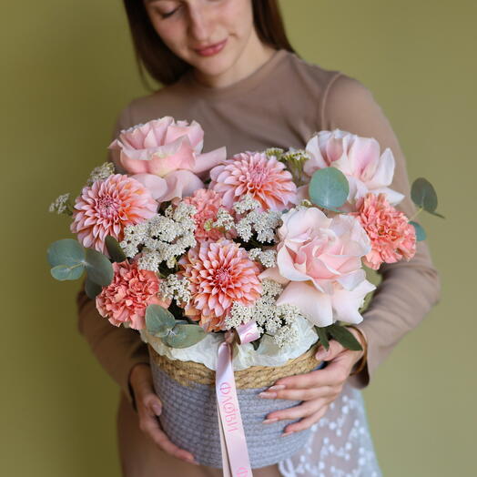 Нежная композиция с георгинами и французскими розами