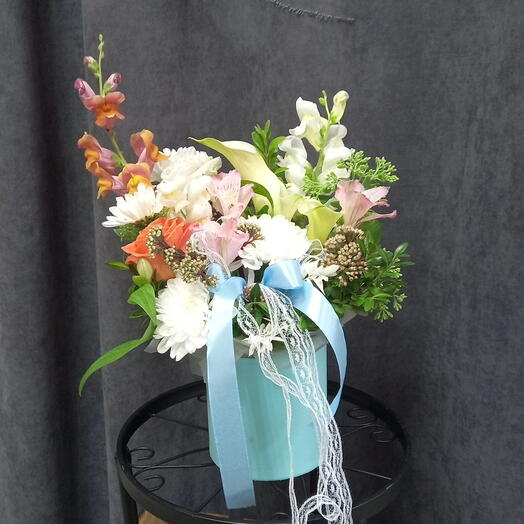 Цветочная композиция в голубой коробке 🌸