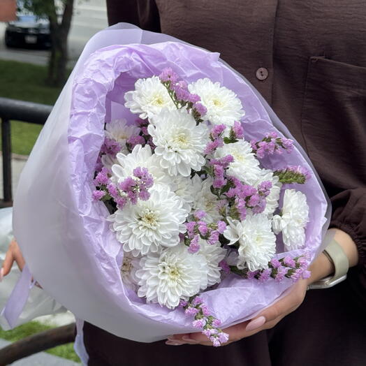 Букет из хризантем и лиловой статицы