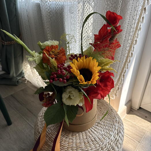 Композиция с подсолнухом и гладиолусами