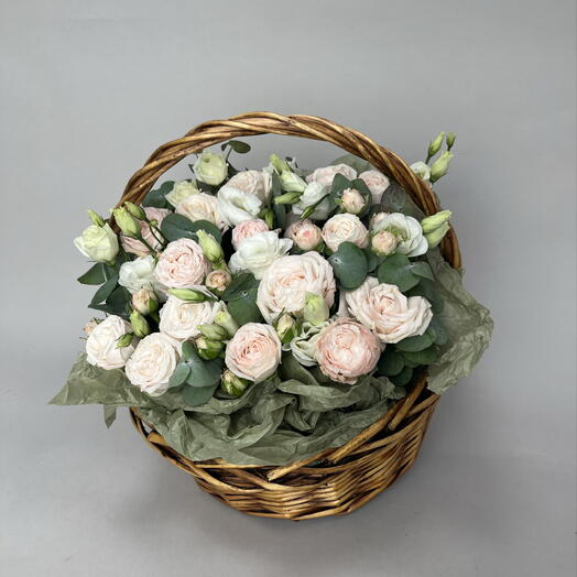Корзина с кустовыми розами,эустомой,эвкалиптом