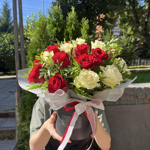 Коробка с белыми и красными розами
